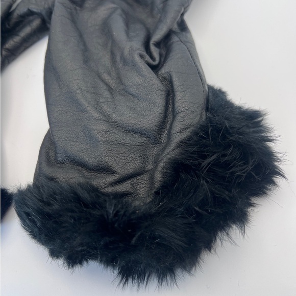 Black lined Gloves - Picture 5 of 8